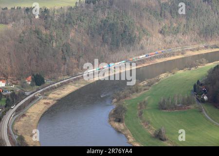 Der Güterzug fährt entlang der Elbe in Richtung Bad Schandau Stockfoto