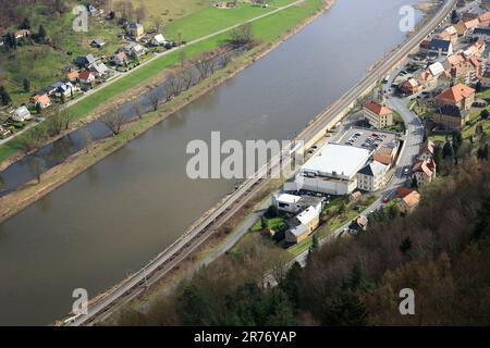Der Güterzug fährt entlang der Elbe in Richtung Bad Schandau Stockfoto