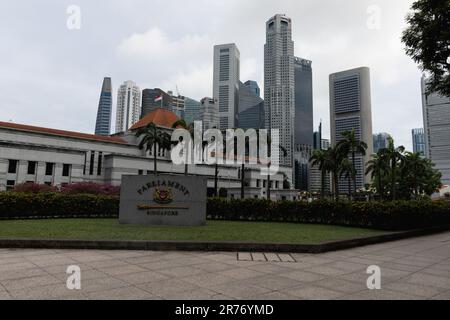 SINGAPUR - 07. juni 2023: Parlamentsgebäude im Zentrum von Singapur, mit modernen, kommerziellen Hochhäusern im Hintergrund. Stockfoto