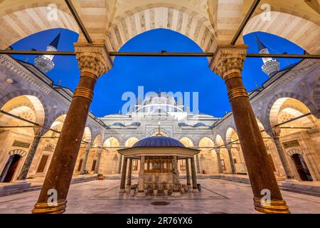 Nachtsicht auf Bayezid II Moschee, Fatih, Istanbul, Türkei Stockfoto