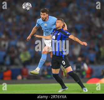 Istanbul, Türkei. 10. Juni 2023. 10. Juni 2023 – Manchester City/Inter Mailand – UEFA Champions League – Finale – Atatürk Olympiastadion Manchester City Ruben Dias und Edin Dzeko während des Champions League-Finales in Istanbul. Bildkredit: Mark Pain/Alamy Live News Stockfoto