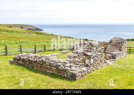 Die Ruinen der St. Non's Chapel in der St Non's Bay auf der Halbinsel St. David's im Pembrokeshire Coast National Park, Wales UK Stockfoto