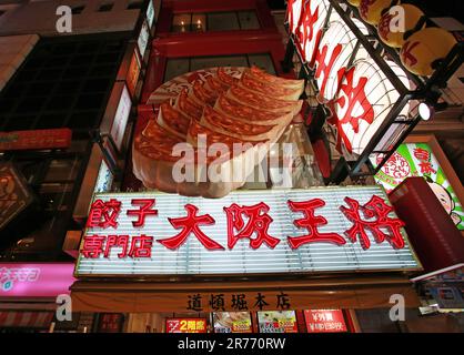 Osaka, Japan - November 5 2018: Ein großer japanischer Teigtasch im Osaka Ohsho Restaurant in Dotonbori, Osaka. Dotonbori ist eine der berühmten Straßen in Osaka. Stockfoto