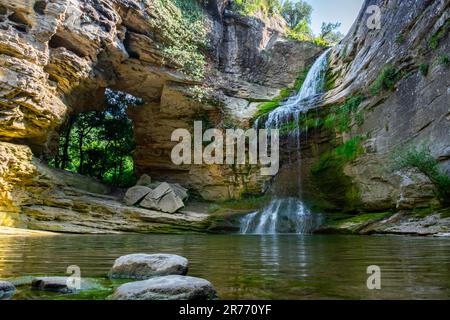 Ein großer, schöner Wasserfall inmitten von Felsen. Naturhintergrund. Stockfoto