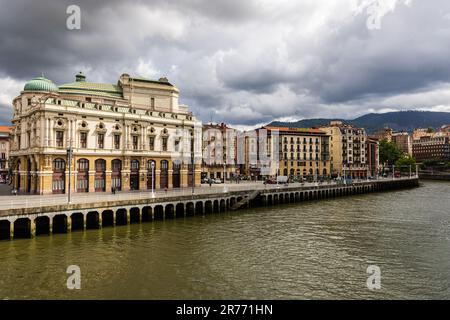 Der Fluss Nervion und das Teatro Arriaga, ein Gebäude im klassischen Stil mit einer eindrucksvollen Fassade mit aufwendigen Details und verzierten Balkonen. Stockfoto