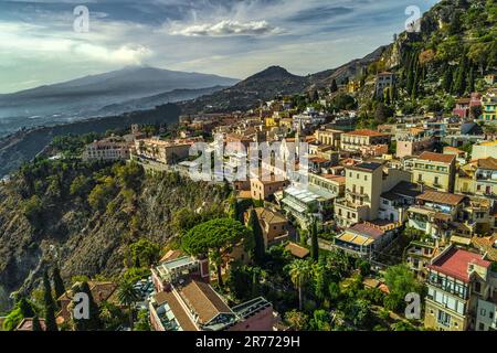 Luftaufnahme der Touristenstadt Taormina, im Hintergrund der Vulkan Ätna. Taormina, Provinz Messina, Sizilien, Italien, Europa Stockfoto