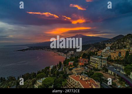 Sonnenuntergang auf dem Ätna, Blick aus der Vogelperspektive auf die touristische Stadt Taormina. Taormina, Provinz Messina, Sizilien, Italien, Europa Stockfoto