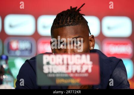 Oeiras, Portugal. 13. Juni 2023. Portugals Stürmer Rafael Leao nimmt am 13. Juni 2023 an einer Pressekonferenz im Trainingslager Cidade do Futebol in Oeiras, Portugal, Teil, um das Team auf das bevorstehende Qualifikationsspiel der UEFA Euro 2024 gegen Bosnien und Herzegowina vorzubereiten. (Kreditbild: © Pedro Fiuza/ZUMA Press Wire) NUR REDAKTIONELLE VERWENDUNG! Nicht für den kommerziellen GEBRAUCH! Stockfoto