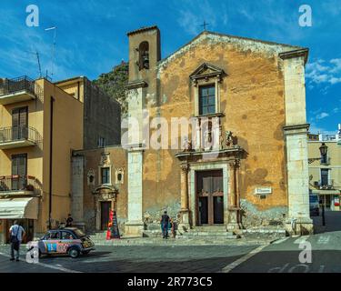 Fassade der Kirche Santa Caterina d'Alessandria in der touristischen Stadt Taormina. Taormina, Provinz Messina, Sizilien, Italien. Stockfoto