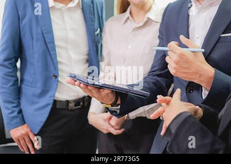Eine Gruppe multikultureller Geschäftsleute, die in einem modernen Büro stehen Stockfoto
