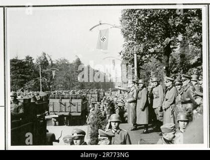 Hitler in Warschau, Polen. Englische Originalunterschrift: "Polen, Warschau. Deutsche Truppen vor Hitler in Warschau. Der Tribun des Führers." Fotografien der Propagandaeinheiten der Wehrmacht und der Waffen-SS Stockfoto