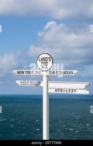 Der legendäre Wegweiser am Land's End in Cornwall, England, Großbritannien Stockfoto