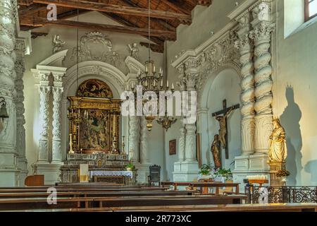 Das Innere der barocken Kirche Santa Caterina d'Alessandria mit dem Altar im barocken Stil mit Acanthus-Blättern und verdrehten Stucksäulen. Sizilien Stockfoto