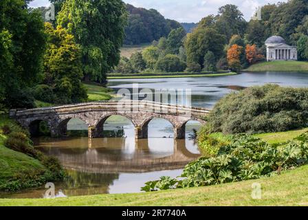 Blick auf den neoklassizistischen Garten in Stourhead in Wiltshire, England, Großbritannien Stockfoto