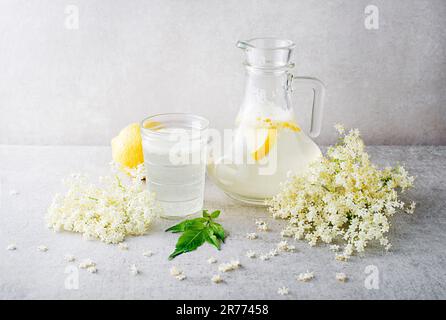 Erfrischendes Sommergetränk mit Blumen Holunderbeere. Die Blume des Ältesten machte herzliche, ältere Blüten-Limonade Stockfoto