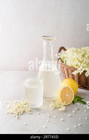 Erfrischendes Sommergetränk mit Blumen Holunderbeere. Die Blume des Ältesten machte eine herzliche Holunderblütenlimonade Stockfoto