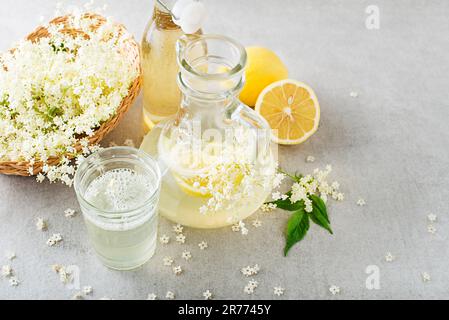 Erfrischendes Sommergetränk mit Blumen Holunderbeere. Die Blume des Ältesten machte eine herzliche Holunderblütenlimonade Stockfoto