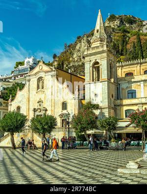 Die Fassade der Kirche San Giuseppe bietet einen Blick auf die historische Piazza IX Aprile in der Touristenstadt Taormina. Taormina, Provinz Messina, Sizilien Stockfoto