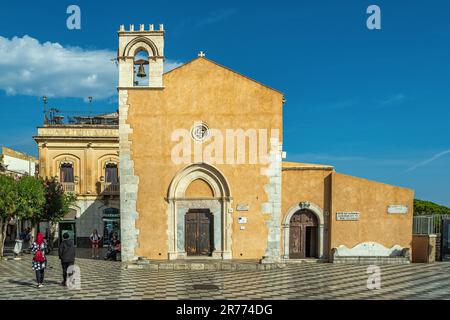 Stadtbibliothek Sant'Agostino, ehemalige Kirche Sant'Agostino und Hauptquartier des kulturellen Erbes der Touristenstadt Taormina. Sizilien Stockfoto