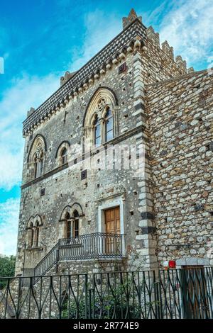 Palazzo Duchi di Santo Stefano di Taormina ist ein Meisterwerk der sizilianischen gotischen Kunst mit charakteristischen normannischen Elementen. Taormina. Provinz Messina Stockfoto