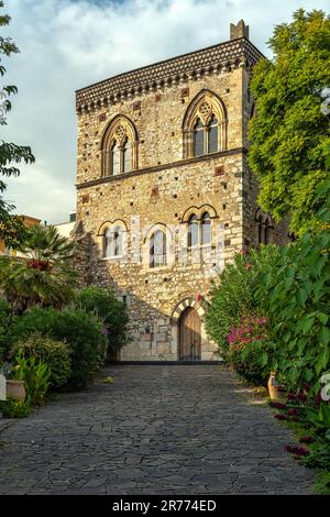 Palazzo Duchi di Santo Stefano di Taormina ist ein Meisterwerk der sizilianischen gotischen Kunst mit charakteristischen normannischen Elementen. Taormina. Provinz Messina Stockfoto