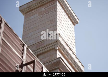 Zwei Tauben stehen über einem Haus in Saudi-Arabien, im Nahen Osten. Stockfoto