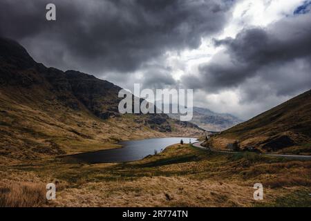 Dramatischer Blick über Loch RESTIL und die A83 an einem stimmungsvollen und stimmungsvollen Tag in Argyll und Bute, Scottish Highlands, Schottland Stockfoto