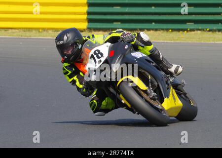 Croft Circuit, 10. Juni 2023. Tom Burbage reitet eine Kawasaki 1000 in einem Metzeler Newcomer-Rennen auf dem Croft Circuit. Das Ist Colin Edwards. Stockfoto