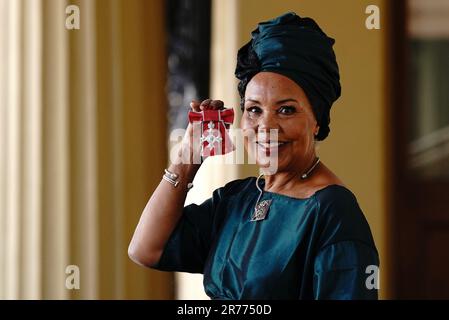 Cleopatra Palmer, die nach einer Einweihungszeremonie im Buckingham Palace, London, zum MBE für Theaterdienste ernannt wurde. Foto: Dienstag, 13. Juni 2023. Stockfoto