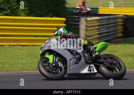 Croft Circuit, 10. Juni 2023. Andy Ashcroft reitet mit einer Kawasaki 1000 in einem Metzeler Newcomer-Rennen auf dem Croft Circuit. Das Ist Colin Edwards. Stockfoto