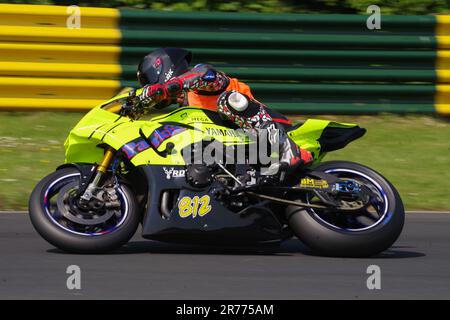 Croft Circuit, 10. Juni 2023. Matthew Whitney fährt mit einer Yamaha 1000 in einem Metzeler Newcomer-Rennen auf dem Croft Circuit. Das Ist Colin Edwards. Stockfoto