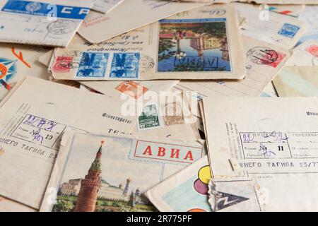 Alte sowjetische Post illustrierte Briefumschläge mit Briefen und Telegrammen, UdSSR, 1940 - 1970 Stockfoto