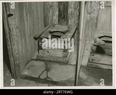 King George Training School High und Grundschule, Mädchen Badezimmer. Originalunterschrift: „King George Training (High + Elementary) Toilets (Girls).“ Dieser Artikel ist ein Foto einer King George Training High and Elementary School Toilette im Freien. Dieses Foto wurde als Beweisstück Nr. 26 der Klägerin im Bürgerrechtsfall Margaret Smith et al. Verwendet. v. King George County School Board und Benton T. Gayle, Division Superintendent, et al. Mittelatlantikregion (Philadelphia, PA). Fotodruck. Stockfoto