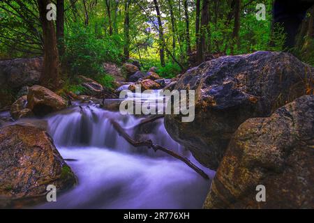 Die Long-Exposure-Szene zeigt den ruhigen Zauber des friedlichen Flusses im Devils Canyon, CA, während sich das zeitlose Spiel der Natur entfaltet Stockfoto