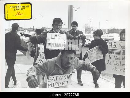 Vietnamkriegsprotester, Wichita, Kansas. Die Demonstranten tragen Schilder und führen die Demonstration „Saigon Puppet“ vor dem Wichita City Building aus. 1967 Stockfoto