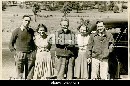 Leon Trotsky und amerikanische Bewunderer, Mexiko. Trotsky posierte mit den amerikanischen Trotskyiten Harry De Boer und James H. Bartlett und ihren Ehepartnern; Druck signiert von Trotsky, 5. April 1940 Stockfoto