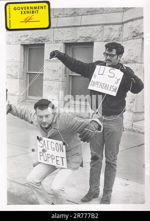 Vietnamkriegsprotester, Wichita, Kansas. Die Demonstranten sehen Schilder und spielen die „Saigon Puppet“-Demonstration vor dem Wichita City Building vor. 1967 Stockfoto