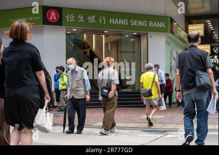Hongkong, China. 25. Mai 2023. Fußgänger gehen vorbei am in Hongkong ansässigen Bank- und Finanzdienstleistungsunternehmen Hang Seng Bank, einer Zweigstelle in Hongkong. (Foto: Sebastian Ng/SOPA Images/Sipa USA) Guthaben: SIPA USA/Alamy Live News Stockfoto