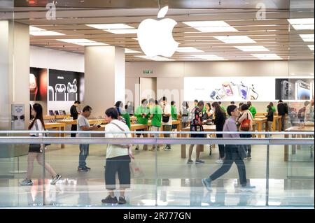 Hongkong, China. 13. Juni 2023. Kunden werden im Apple Store und Logo des amerikanischen multinationalen Technologieunternehmens in Hongkong gesehen. (Foto: Sebastian Ng/SOPA Images/Sipa USA) Guthaben: SIPA USA/Alamy Live News Stockfoto