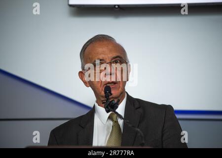 Bogota, Kolumbien. 13. Juni 2023. Kolumbiens Verteidigungsminister Ivan Velasquez während einer Pressekonferenz über verschiedene Themen waren die Rettung der 4 Kinder im Amazonas-Dschungel, der Waffenstillstand zwischen der kolumbianischen Regierung und der ELN (Ejercito de Liberacion Nacional) und Oberst Oscar Davila am 13. Juni 2023 in Bogota, Kolumbien. Foto: Sebastian Barros/Long Visual Press Credit: Long Visual Press/Alamy Live News Stockfoto