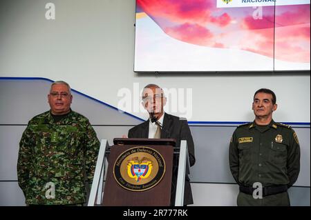 Bogota, Kolumbien. 13. Juni 2023. (Von links nach rechts) der Befehlshaber der kolumbianischen Streitkräfte, der Generalarmee Helder Fernan Giraldo Bonilla, der kolumbianische Verteidigungsminister Ivan Velasquez und der kolumbianische Polizeidirektor William Rene Salamanca während einer Pressekonferenz über mehrere Themen, darunter die Rettung der 4 Kinder im Amazonas-Dschungel, Der Waffenstillstand zwischen der kolumbianischen Regierung und der ELN (Ejercito de Liberacion Nacional) und Oberst Oscar Davila am 13. Juni 2023 in Bogota, Kolumbien. Foto: Sebastian Barros/Long Visual Press Credit: Long Visual Press/Alamy Live News Stockfoto