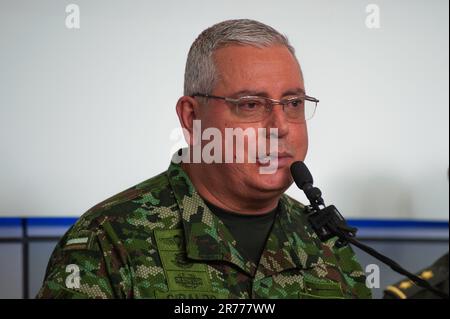 Bogota, Kolumbien. 13. Juni 2023. Helder Fernan Giraldo Bonilla, Generalbefehlshaber der kolumbianischen Streitkräfte, spricht während einer Pressekonferenz über mehrere Themen, darunter die Rettung der 4 Kinder im Amazonas-Dschungel, die Waffenruhe zwischen der kolumbianischen Regierung und der ELN (Ejercito de Liberacion Nacional) und Oberst Oscar Davila am 13. Juni 2023, In Bogota, Kolumbien. Foto: Sebastian Barros/Long Visual Press Credit: Long Visual Press/Alamy Live News Stockfoto