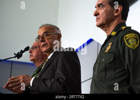 Bogota, Kolumbien. 13. Juni 2023. Der kolumbianische Verteidigungsminister Ivan Velasquez (L) und der kolumbianische Polizeidirektor William Rene Salamanca (R) während einer Pressekonferenz zu verschiedenen Themen waren die Rettung der 4 Kinder im Amazonas-Dschungel, der Waffenstillstand zwischen der kolumbianischen Regierung und der ELN (Ejercito de Liberacion Nacional) Und Oberst Oscar Davila am 13. Juni 2023 in Bogota, Kolumbien. Foto: Sebastian Barros/Long Visual Press Credit: Long Visual Press/Alamy Live News Stockfoto