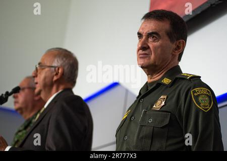 Bogota, Kolumbien. 13. Juni 2023. Der kolumbianische Verteidigungsminister Ivan Velasquez (L) und der kolumbianische Polizeidirektor William Rene Salamanca (R) während einer Pressekonferenz zu verschiedenen Themen waren die Rettung der 4 Kinder im Amazonas-Dschungel, der Waffenstillstand zwischen der kolumbianischen Regierung und der ELN (Ejercito de Liberacion Nacional) Und Oberst Oscar Davila am 13. Juni 2023 in Bogota, Kolumbien. Kredit: Lange Visuelle Presse/Alamy Live News Stockfoto