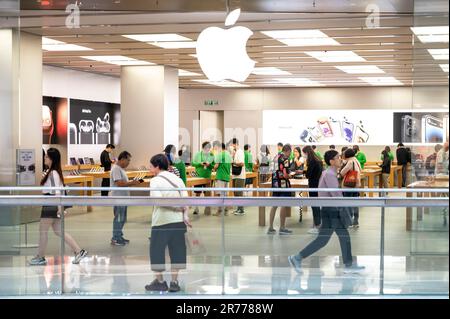 Hongkong, China. 13. Juni 2023. Kunden werden im Apple Store und Logo des amerikanischen multinationalen Technologieunternehmens in Hongkong gesehen. (Kreditbild: © Sebastian Ng/SOPA Images via ZUMA Press Wire) NUR REDAKTIONELLE VERWENDUNG! Nicht für den kommerziellen GEBRAUCH! Stockfoto