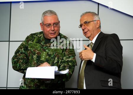 Bogota, Kolumbien. 13. Juni 2023. Kolumbiens Militärkommandant Helder Fernan Giraldo Bonilla spricht mit dem kolumbianischen Verteidigungsminister Ivan Velasquez während einer Pressekonferenz über mehrere Themen, darunter die Rettung der 4 Kinder im Amazonas-Dschungel, der Waffenstillstand zwischen der kolumbianischen Regierung und der ELN (Ejercito de Liberacion Nacional). Und Oberst Oscar Davila am 13. Juni 2023 in Bogota, Kolumbien. Foto: Sebastian Barros/Long Visual Press Credit: Long Visual Press/Alamy Live News Stockfoto