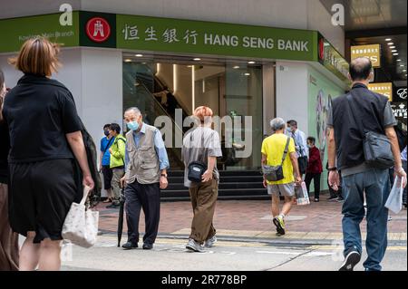 Hongkong, China. 25. Mai 2023. Fußgänger gehen vorbei am in Hongkong ansässigen Bank- und Finanzdienstleistungsunternehmen Hang Seng Bank, einer Zweigstelle in Hongkong. (Kreditbild: © Sebastian Ng/SOPA Images via ZUMA Press Wire) NUR REDAKTIONELLE VERWENDUNG! Nicht für den kommerziellen GEBRAUCH! Stockfoto