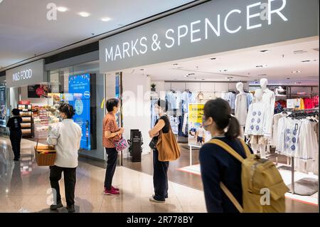 Hongkong, China. 13. Juni 2023. Käufer werden im britischen multinationalen Einzelhandelsgeschäft Marks & Spencer (M&S) in Hongkong gesehen. (Kreditbild: © Sebastian Ng/SOPA Images via ZUMA Press Wire) NUR REDAKTIONELLE VERWENDUNG! Nicht für den kommerziellen GEBRAUCH! Stockfoto