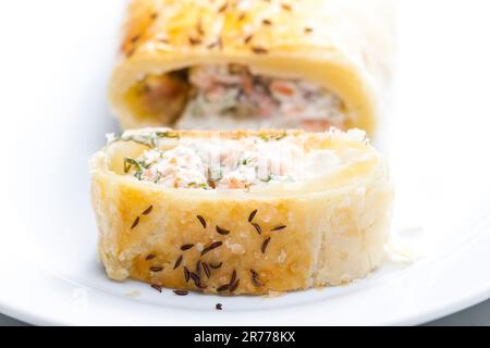 Blätterteig gefüllt mit Lachs, Dill und Frischkäse Stockfoto