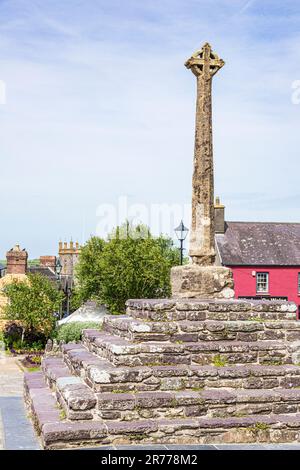 Der Steinschacht aus dem 14. Jahrhundert mit einem keltischen Kreuzkopf von 1873 auf dem Stadtplatz in St. Davids, Pembrokeshire, Wales, Großbritannien Stockfoto